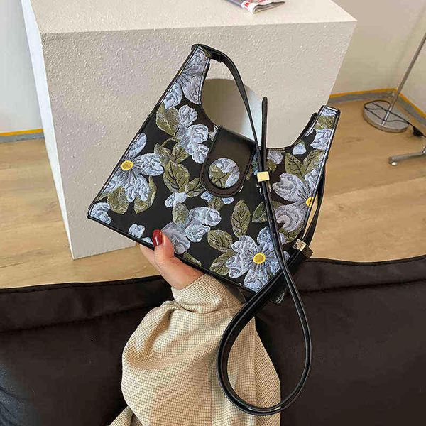 evening bags embroidered single shoulder flower underarm small women's summer new messenger all-match original niche design 220608
evening bags embroidered single shoulder flower underarm small women's summer new messenger all-match original niche design 220608