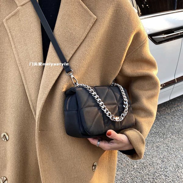 premium messenger bag 2021 new fashion simple and versatile chain portable small square bag textured embroidery single shoulder bag
premium messenger bag 2021 new fashion simple and versatile chain portable small square bag textured embroidery single shoulder bag