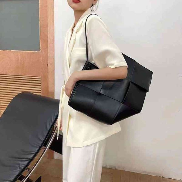 designer bottegass's s venetas's single tote women's fashion trend luxury handbags shoulder crossbody bag
designer bottegass's s venetas's single tote women's fashion trend luxury handbags shoulder crossbody bag