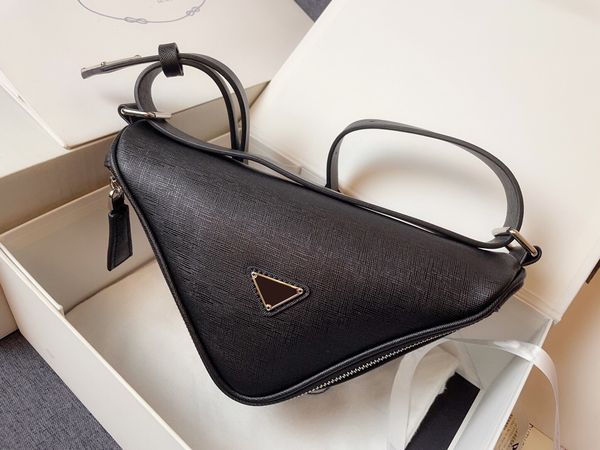 new small triangle armpit solid color letter messenger bag sports style large-capacity shoulder bag daily out of the street stacking ladies
new small triangle armpit solid color letter messenger bag sports style large-capacity shoulder bag daily out of the street stacking ladies