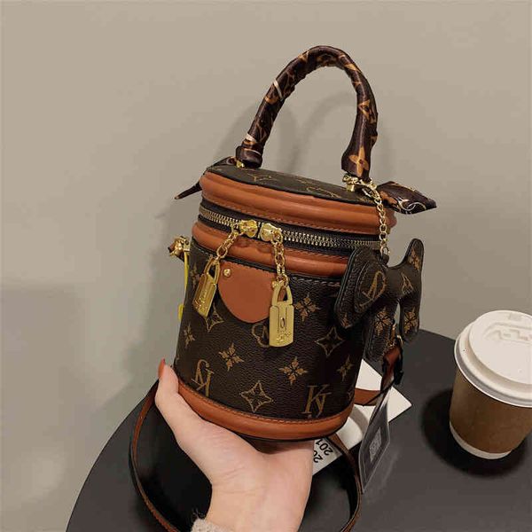bags handbags silk scarf old flower female 2022 spring bucket trend messenger fashion pendant single shoulder, Black;red
bags handbags silk scarf old flower female 2022 spring bucket trend messenger fashion pendant single shoulder, Black;red