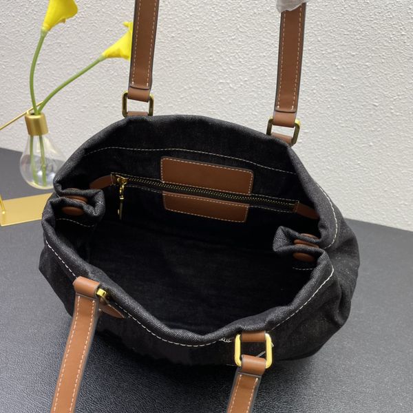 canvas shoulder bag shopping bags good-looking handbag simple and versatile style lightweight and wearable, Black;red
canvas shoulder bag shopping bags good-looking handbag simple and versatile style lightweight and wearable, Black;red