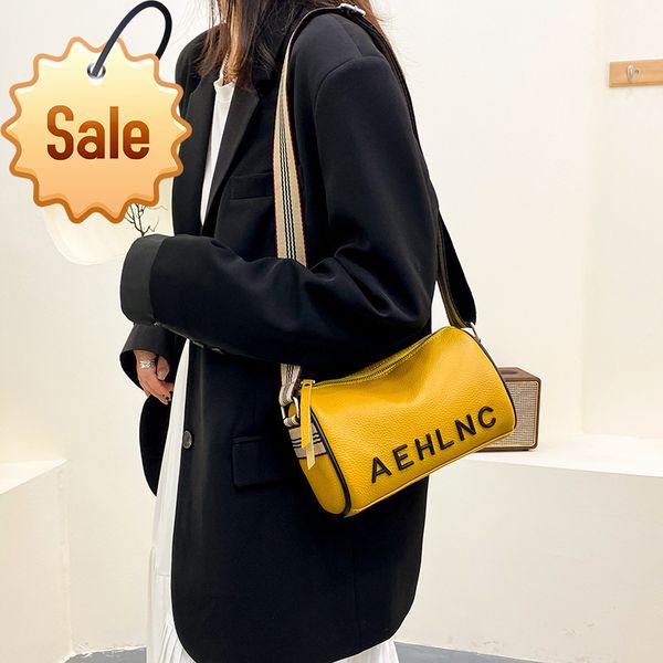 large capacity women's new simple women fashion temperament messenger leather shoulder bags
large capacity women's new simple women fashion temperament messenger leather shoulder bags