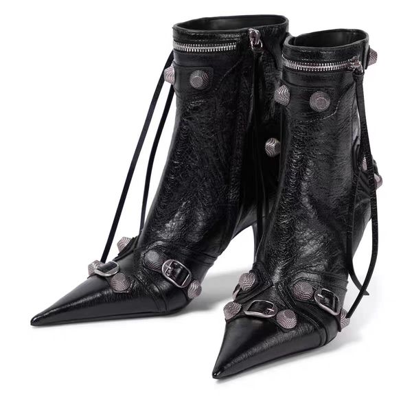 2022 new cowskin leather ankle motorcycle tassel boots booties pillage pointed toes zipper rivets knee catwalk buckle stiletto high heels fl, Black
2022 new cowskin leather ankle motorcycle tassel boots booties pillage pointed toes zipper rivets knee catwalk buckle stiletto high heels fl, Black