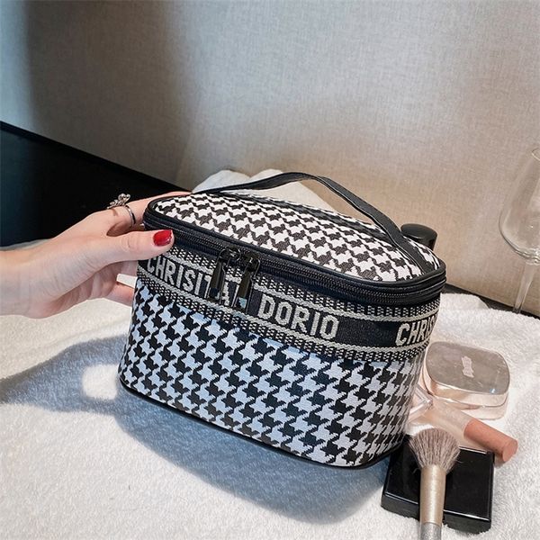 spot wholesale new take out fashion travel portable cosmetics storage wash bag women's large capacity
spot wholesale new take out fashion travel portable cosmetics storage wash bag women's large capacity