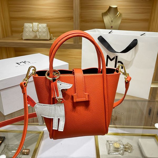 vegetable basket women's bag 2022 spring and summer new leather hand net red bucket single shoulder diagonal
vegetable basket women's bag 2022 spring and summer new leather hand net red bucket single shoulder diagonal