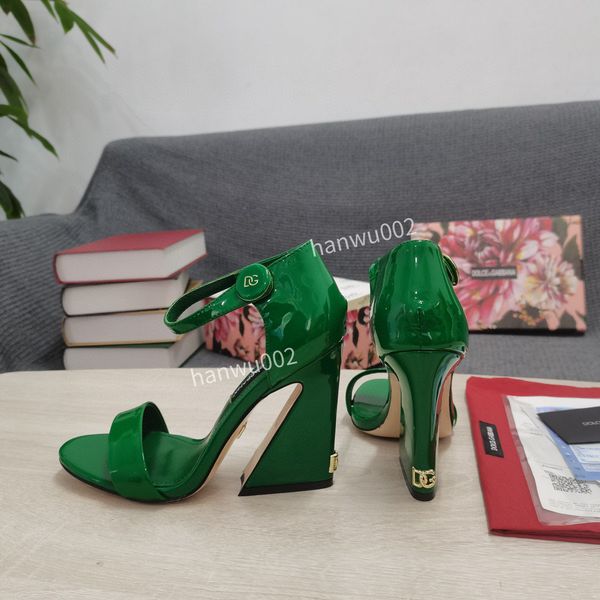 2022 woman slippers letter with sandal's summer thin pointed cat baotou back empty single shoes striped high heels size34-43 bn210305, Black
2022 woman slippers letter with sandal's summer thin pointed cat baotou back empty single shoes striped high heels size34-43 bn210305, Black