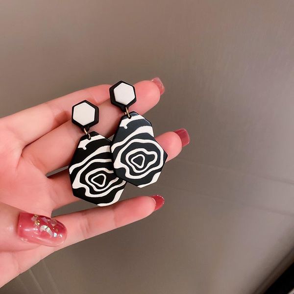 stud acrylic material black and white contrast color earrings exaggerated long mesh pendant flower, Golden;silver
stud acrylic material black and white contrast color earrings exaggerated long mesh pendant flower, Golden;silver