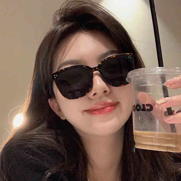 banana folding women's 2022 new men's convenient fashion sunglass storage sunglass, White;black 
banana folding women's 2022 new men's convenient fashion sunglass storage sunglass, White;black