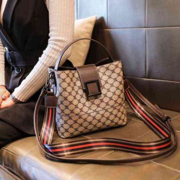 leather women's bag new large capacity bucket temperament one shoulder hand versatile messenger purses
leather women's bag new large capacity bucket temperament one shoulder hand versatile messenger purses