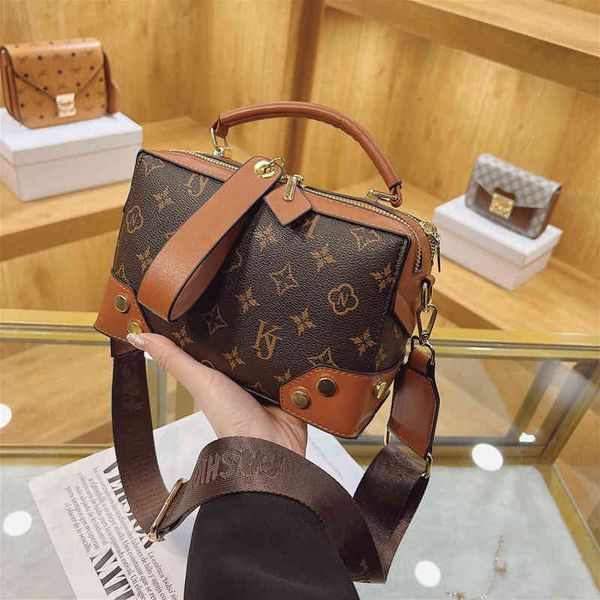 purse sale small bag female new winter fashion box messenger bag versatile broadband one shoulder small square bag
purse sale small bag female new winter fashion box messenger bag versatile broadband one shoulder small square bag
