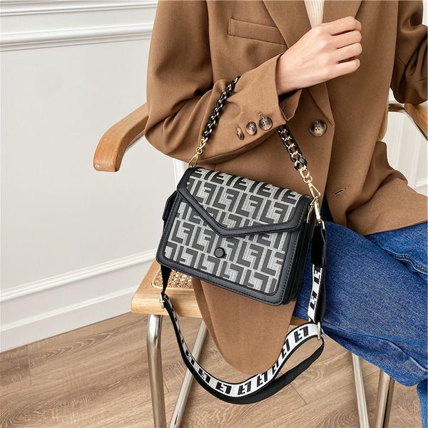 women bags brand women's autumn winter popular fashionable letter small square chain single shoulder bag retro fashion luxury handbags
women bags brand women's autumn winter popular fashionable letter small square chain single shoulder bag retro fashion luxury handbags