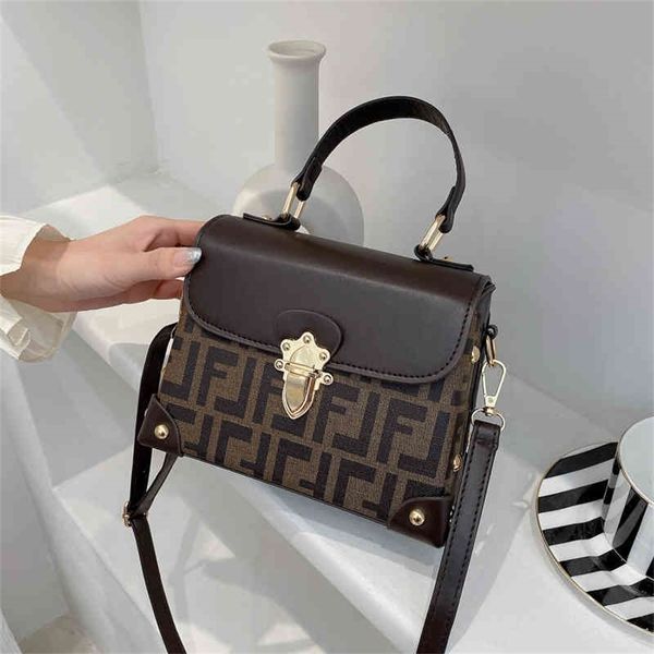 women's new summer trend fashion single messenger simple small square design purses online
women's new summer trend fashion single messenger simple small square design purses online