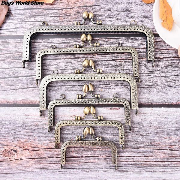1pcs bronze diy purse handbag handle coins bags metal kiss clasp lock frame new fashion handle 8.5/10.5/12.5/15/16/18/20cm, Black
1pcs bronze diy purse handbag handle coins bags metal kiss clasp lock frame new fashion handle 8.5/10.5/12.5/15/16/18/20cm, Black