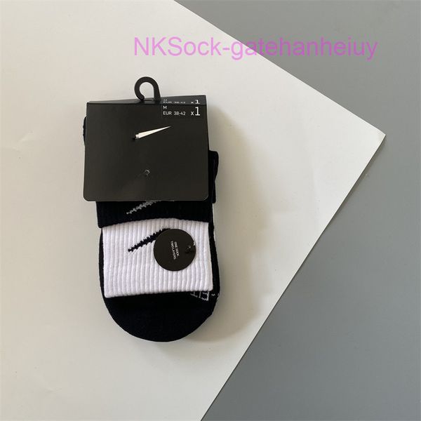 classic fashion men socks hook brand color stitched men's women's long tube sports training sock street couple middle tubes luxury, Black
classic fashion men socks hook brand color stitched men's women's long tube sports training sock street couple middle tubes luxury, Black