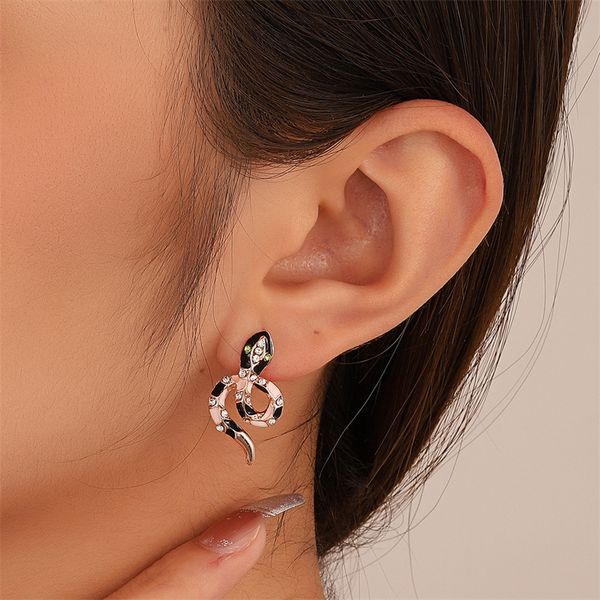 women twist zircon snake stud earrings splicing color trendy animals ear stud european geometric animal alloy earring ornaments rose gold, Golden;silver
women twist zircon snake stud earrings splicing color trendy animals ear stud european geometric animal alloy earring ornaments rose gold, Golden;silver