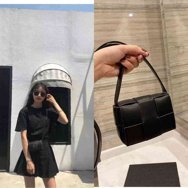 original edition mobile designer handbags venetas's bottegass's phone mini cassette leather woven pillow womens autumn messenger b
original edition mobile designer handbags venetas's bottegass's phone mini cassette leather woven pillow womens autumn messenger b