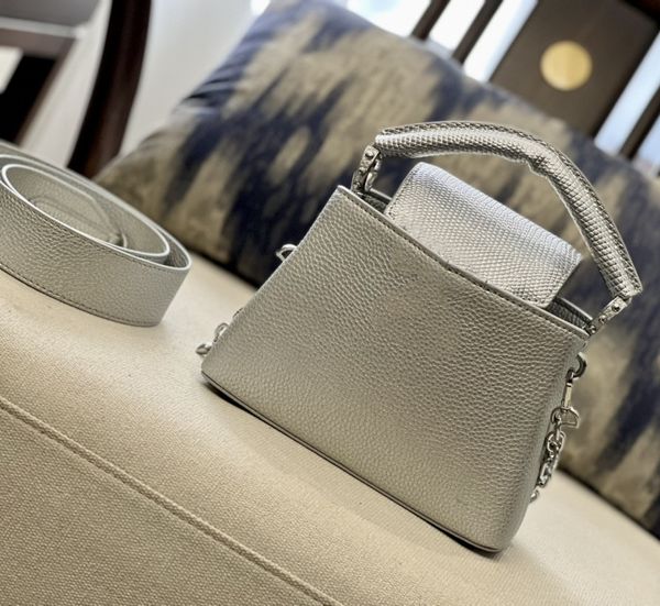 shoulder bag new women's manual full grain cow leather cutting low-key luxury texture simple luxury large capacity chain flower
shoulder bag new women's manual full grain cow leather cutting low-key luxury texture simple luxury large capacity chain flower