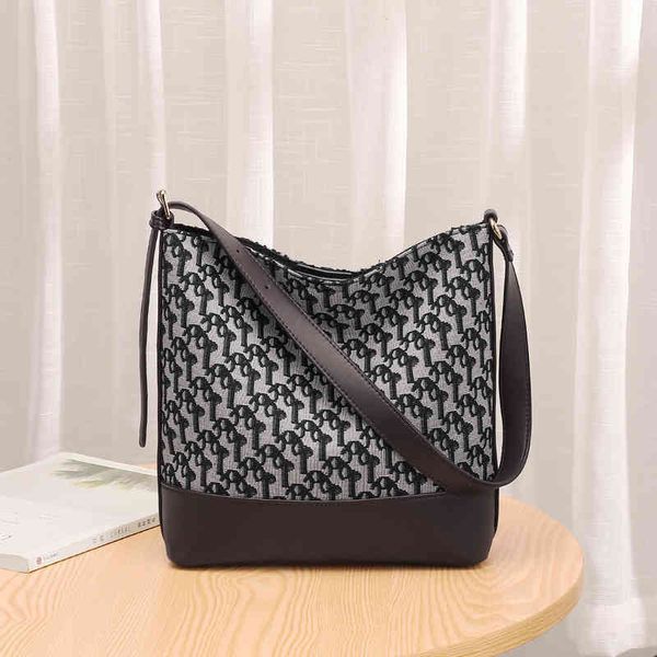 outlet live bag female messenger 2022 new leisure versatile sling one shoulder printed bucket bag
outlet live bag female messenger 2022 new leisure versatile sling one shoulder printed bucket bag