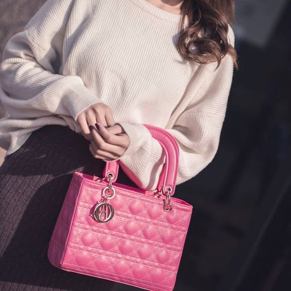 2022 designer bags women's diana small xianglingge chain single shoulder messenger handbag bride's red01
2022 designer bags women's diana small xianglingge chain single shoulder messenger handbag bride's red01