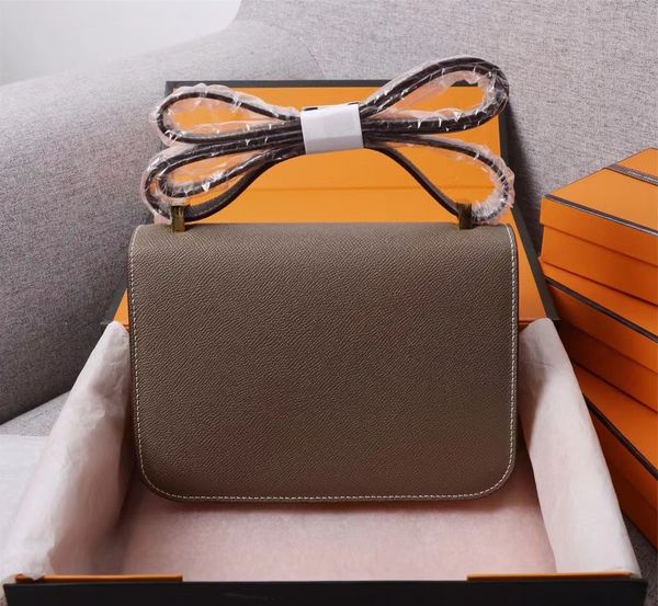 new classic gold hardware leather fashion one shoulder handheld ladies messenger bag net red
new classic gold hardware leather fashion one shoulder handheld ladies messenger bag net red