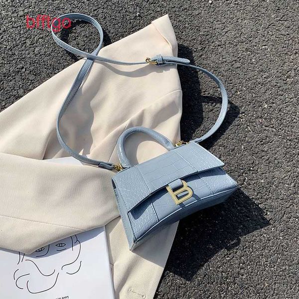 designer balencaigs's handbags ins niche design high sense small women's 2022 new fashion autumn and winter versatile portable mes
designer balencaigs's handbags ins niche design high sense small women's 2022 new fashion autumn and winter versatile portable mes