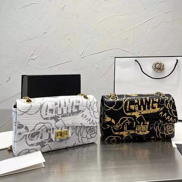 new crocodile leather glitter designer bag painted alphabet graffiti crossbaoy bags gold-tone metal chains hardware lock high capacity handb
new crocodile leather glitter designer bag painted alphabet graffiti crossbaoy bags gold-tone metal chains hardware lock high capacity handb