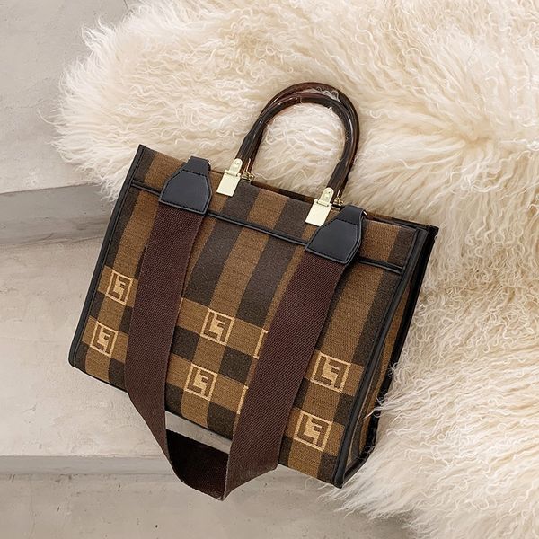 designer bags for women fashion one shoulder tote women's large capacity bag retro letter luxury single handbags
designer bags for women fashion one shoulder tote women's large capacity bag retro letter luxury single handbags