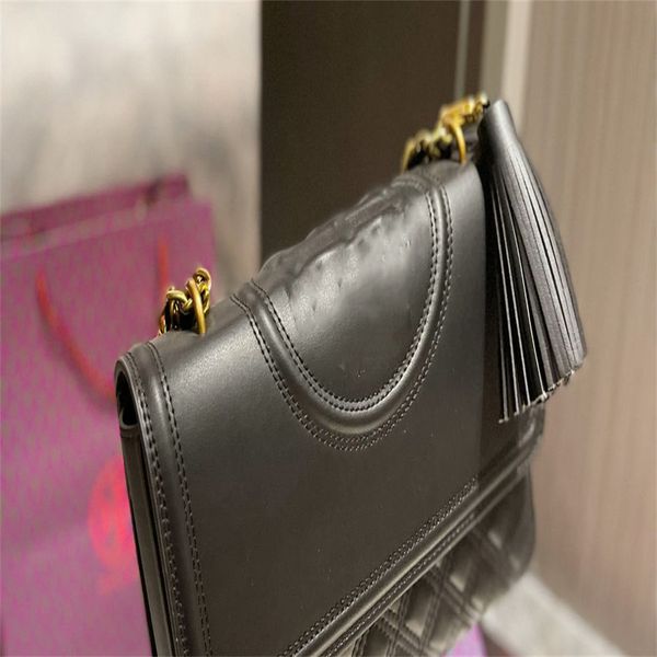 2022 new designer shoulder bags luxury fashion handbag leather tassel bag black brown 27 17 cm
2022 new designer shoulder bags luxury fashion handbag leather tassel bag black brown 27 17 cm