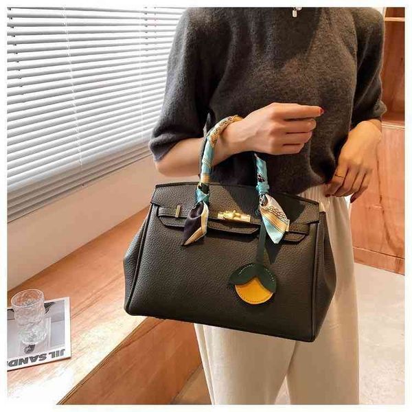 2022 new trend fashion diana single shoulder oblique span portable buckle large capacity women's bag luxury designer
2022 new trend fashion diana single shoulder oblique span portable buckle large capacity women's bag luxury designer