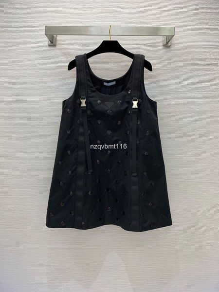 casual dresses triangle metal full body large wave illuminated piece embroidered a-line dress, Black;gray
casual dresses triangle metal full body large wave illuminated piece embroidered a-line dress, Black;gray