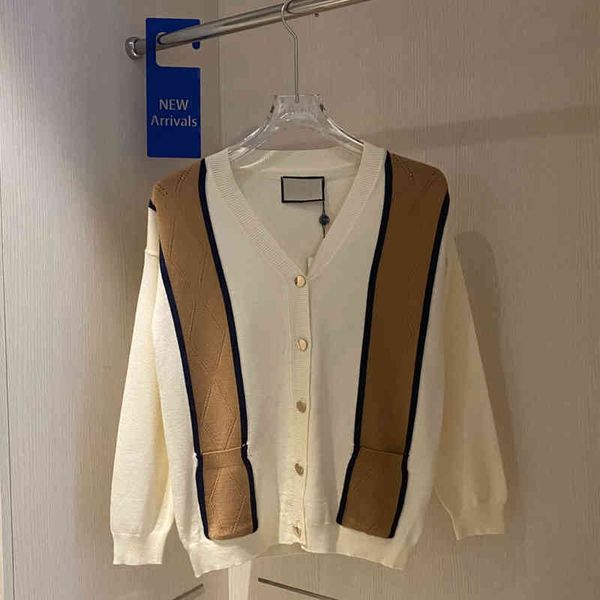 2022 factory wholesale new family s early autumn v-neck cardigan diamond letter women's sweater wool knitting contrast color small coat, White;black
2022 factory wholesale new family s early autumn v-neck cardigan diamond letter women's sweater wool knitting contrast color small coat, White;black