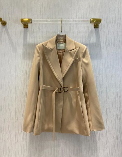 22 autumn and winter women's gold buckle belt v-neck suit jacket splicing collar design low-key and simple temperament with shoulder pa, White;black
22 autumn and winter women's gold buckle belt v-neck suit jacket splicing collar design low-key and simple temperament with shoulder pa, White;black