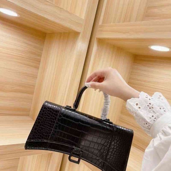 luxury blencaigasss women handbags hong kong 2022 b's latest leather hourglass bag portable fashion women's
luxury blencaigasss women handbags hong kong 2022 b's latest leather hourglass bag portable fashion women's