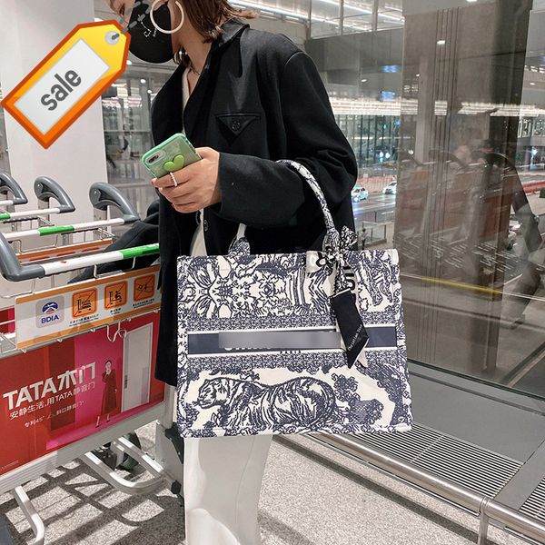 2022 red style printed handbag large capacity canvas s new trendy shoulder s fashion all-match women's bags 2022
2022 red style printed handbag large capacity canvas s new trendy shoulder s fashion all-match women's bags 2022