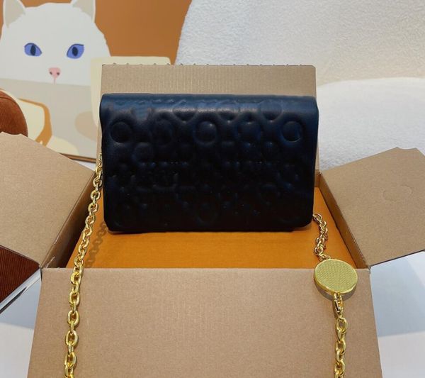 2022 mini coussin cushion shoulder bag chunky handbsg gold color chain designers monograms embossed leather flap luxury cruise crossbody han
2022 mini coussin cushion shoulder bag chunky handbsg gold color chain designers monograms embossed leather flap luxury cruise crossbody han