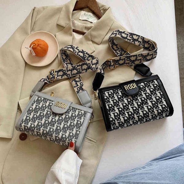 purses women's bag wide shoulder belt letter embroidery messenger version horizontal cloth small sling outlets
purses women's bag wide shoulder belt letter embroidery messenger version horizontal cloth small sling outlets