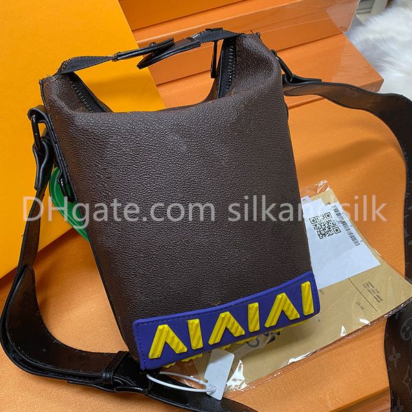 luxury men bucket bags designer handbag cross body single shoulder bag messenger bag purse new latex letters large capacity simple textured
luxury men bucket bags designer handbag cross body single shoulder bag messenger bag purse new latex letters large capacity simple textured