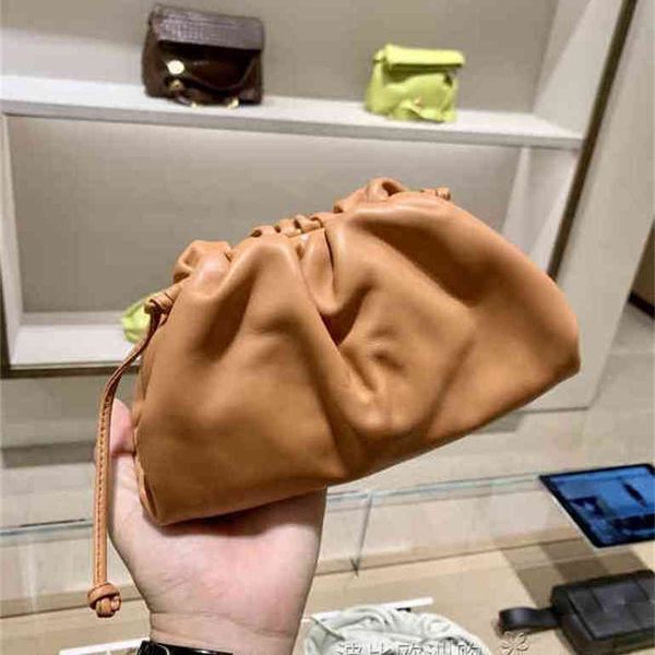 venetas bottegas baodiejia pouch pleated solid color cloud bag single shoulder messenger handbag9 33y7
venetas bottegas baodiejia pouch pleated solid color cloud bag single shoulder messenger handbag9 33y7
