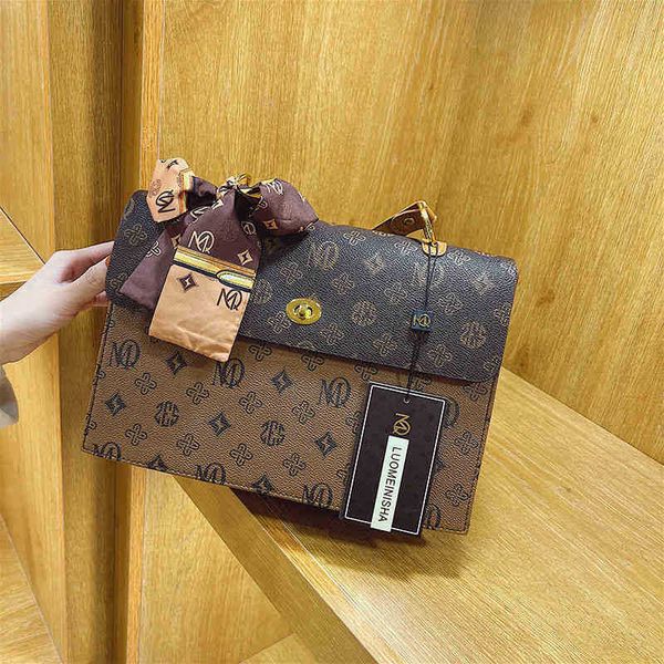 2022 factory wholesale new vintage fashion print stitched armpit winter silk scarf messenger simple women's single shoulder bag
2022 factory wholesale new vintage fashion print stitched armpit winter silk scarf messenger simple women's single shoulder bag