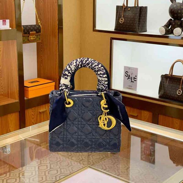factory direct sale 2022 new letter pendant solid color single shoulder messenger bag fashion women's versatile diamond lattice patent
factory direct sale 2022 new letter pendant solid color single shoulder messenger bag fashion women's versatile diamond lattice patent