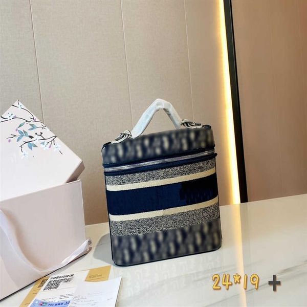 new hand bag travel toiletry pouch protection makeup clutch women leather cosmetic bags for woman special designers2430
new hand bag travel toiletry pouch protection makeup clutch women leather cosmetic bags for woman special designers2430