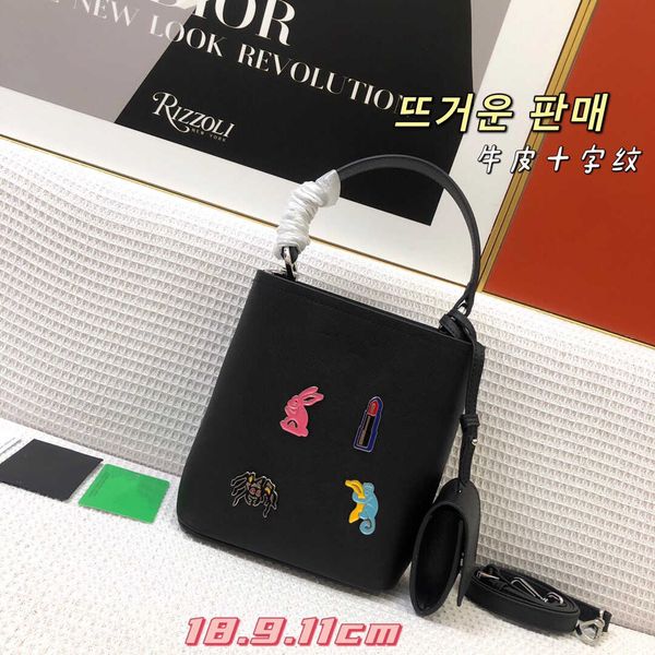 2023 designer handbag safiano leather triangle mini bucket bags luxury metal applique decorative armpit crossbody bag wholesale classic lett
2023 designer handbag safiano leather triangle mini bucket bags luxury metal applique decorative armpit crossbody bag wholesale classic lett