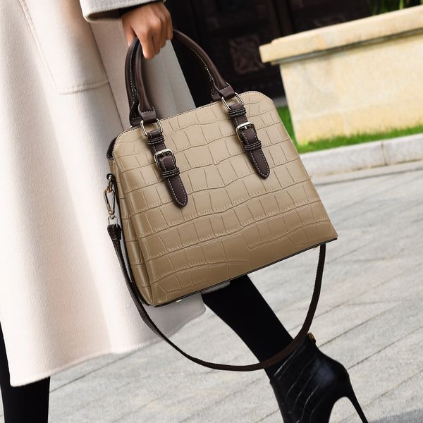 2022 new fashion temperament ladies tote bag large capacity handbag shoulder bag
2022 new fashion temperament ladies tote bag large capacity handbag shoulder bag