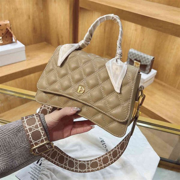 bag women's autumn and winter silk scarf portable small square bag personalized lingge single shoulder messenger
bag women's autumn and winter silk scarf portable small square bag personalized lingge single shoulder messenger