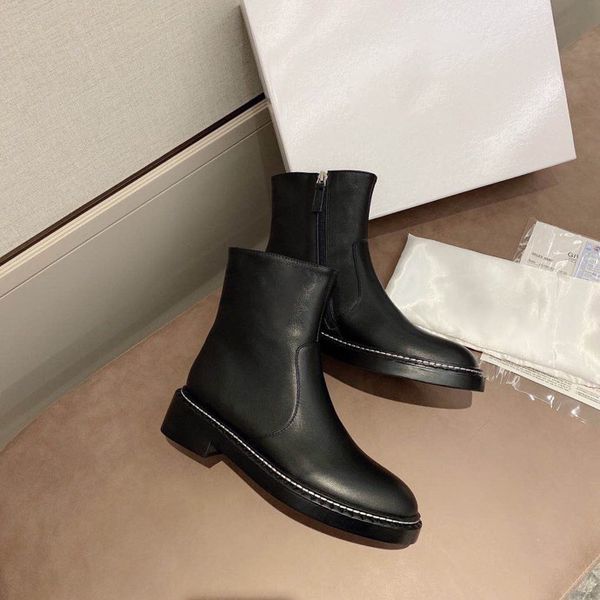 2022 new women's fashion luxury designer low heel short martin boots cowhide sheepskin leather totem brand side zipper 35-41 us size 4-, Black
2022 new women's fashion luxury designer low heel short martin boots cowhide sheepskin leather totem brand side zipper 35-41 us size 4-, Black