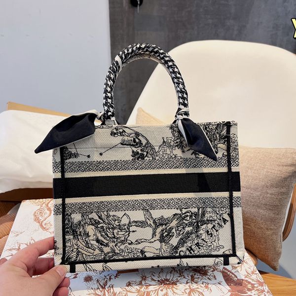 original single tote hand embroidered shopping bag 22ss new style ladies mommy bag designer clutch old pattern small size 26.5.21.14cm
original single tote hand embroidered shopping bag 22ss new style ladies mommy bag designer clutch old pattern small size 26.5.21.14cm