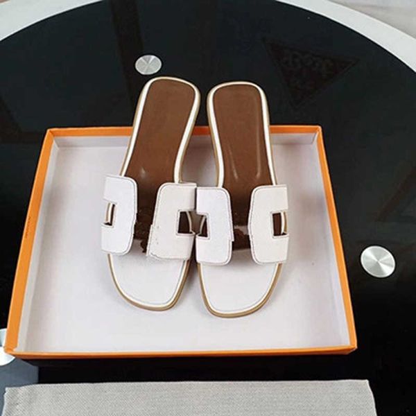 2022 classic lusso summer beach cartoon big head progettista leather flat woman shoes el bath slippers large mkjk0001, Black
2022 classic lusso summer beach cartoon big head progettista leather flat woman shoes el bath slippers large mkjk0001, Black