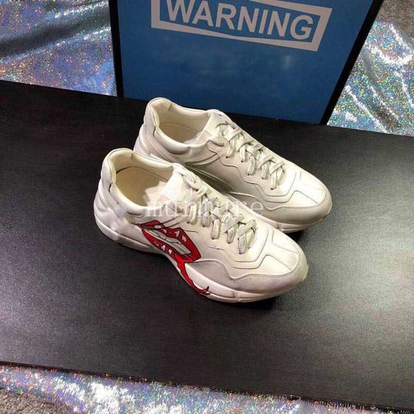 2021 rhyton latest leather sneakers men's woman designer strawberry pouch tiger net printing luxury retro coach dad casual shoes
2021 rhyton latest leather sneakers men's woman designer strawberry pouch tiger net printing luxury retro coach dad casual shoes