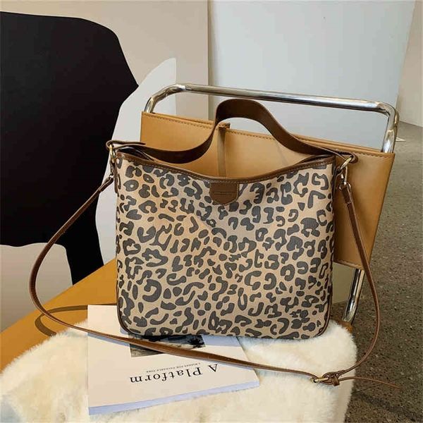 2022 autumn and winter new fashion women's net red high-capacity tote bag fashion armpit hand shoulder bag 80% off store online
2022 autumn and winter new fashion women's net red high-capacity tote bag fashion armpit hand shoulder bag 80% off store online